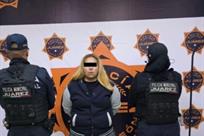 Tras persecución arrestan a mujer armada en Juárez