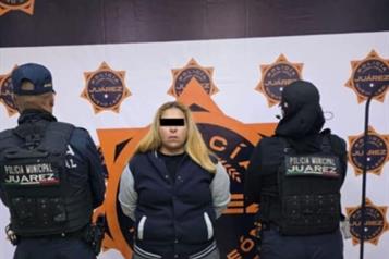 Tras persecución arrestan a mujer armada en Juárez