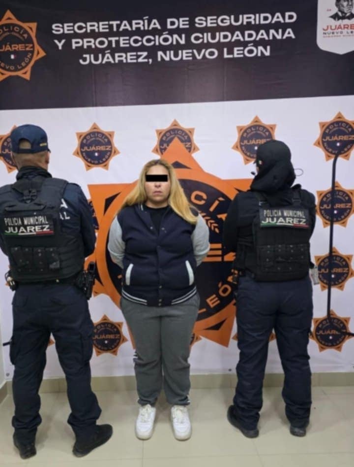 Tras persecución arrestan a mujer armada en Juárez