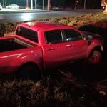 Termina camioneta en arroyo