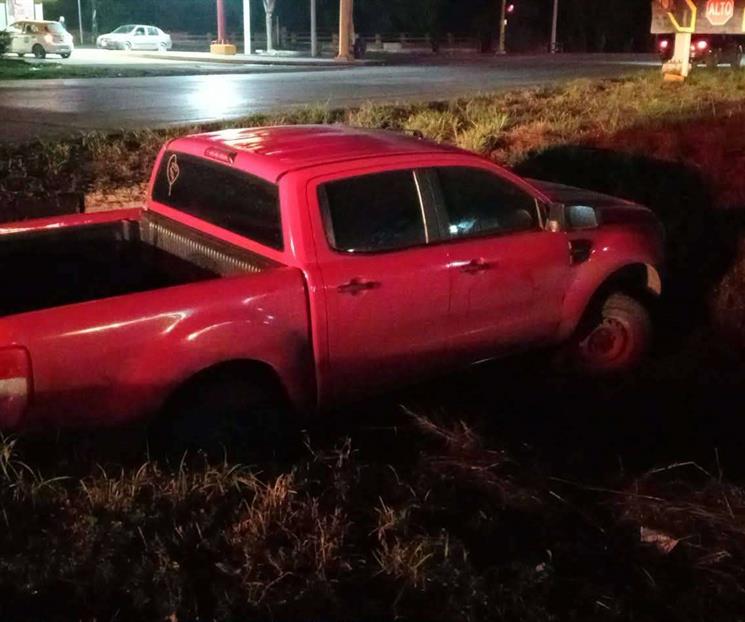 Termina camioneta en arroyo Termina camioneta en arroyo