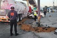 Choca auto contra pipa al norte de Monterrey
