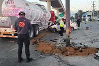 Choca auto contra pipa al norte de Monterrey
