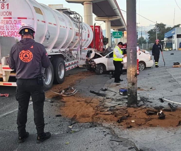 Choca auto contra pipa al norte de Monterrey Choca auto contra pipa al norte de Monterrey
