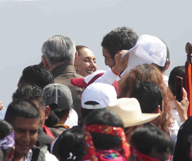 Claudia Sheinbaum levanta castigo a morenistas en festejo de la 4T Claudia Sheinbaum levanta castigo a morenistas en festejo de la 4T