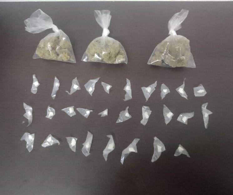 Detienen a jóvenes con droga Detienen a jóvenes con droga