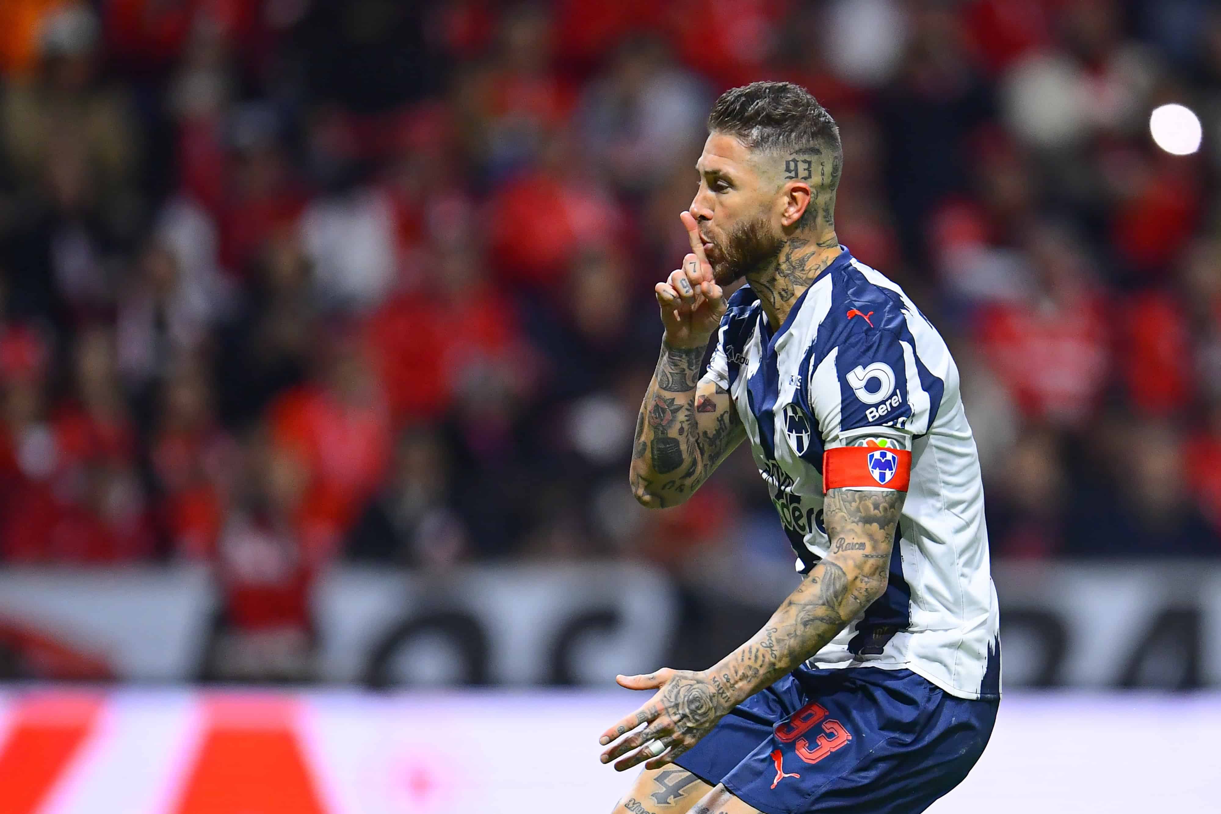 Sergio Ramos anota desde los once pasos.