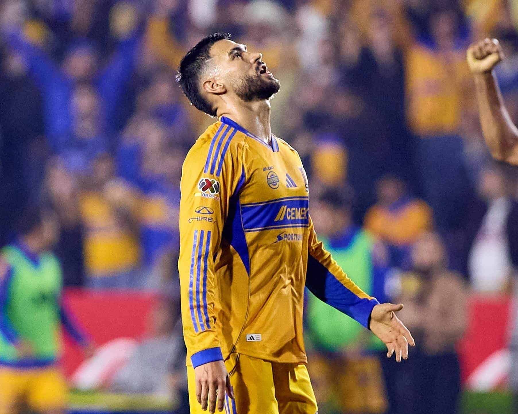 Juan Sánchez Purata comete autogol.