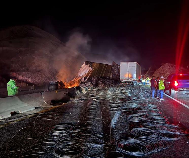 Cierran autopista por carambola e incendio