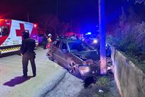 Impacta auto contra poste