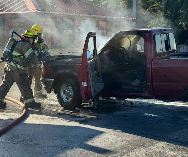 Se incendia camioneta