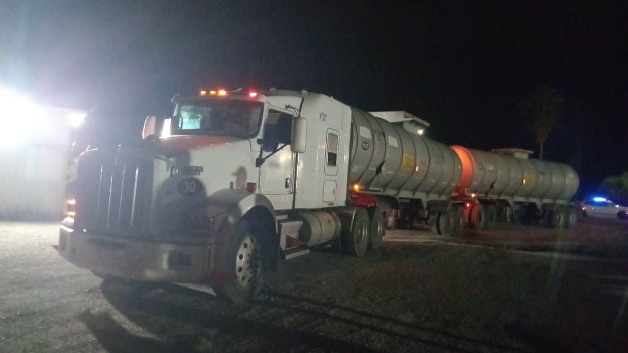 La Fiscalía General de la República aseguró 60 mil litros de hidrocarburo y detuvo a una persona en el municipio de Linares.