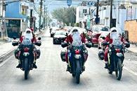 Patrullan policías de SC vestidos de Santa Claus