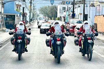 Patrullan policías de SC vestidos de Santa Claus