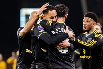 Golea el United al Wolver en la Premier