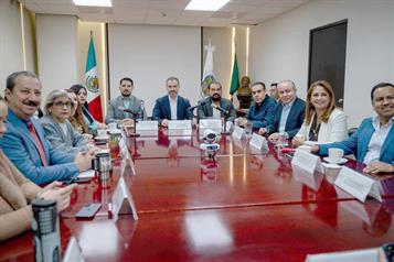 Cabildea Adrián con diputados su propuesta de ingresos