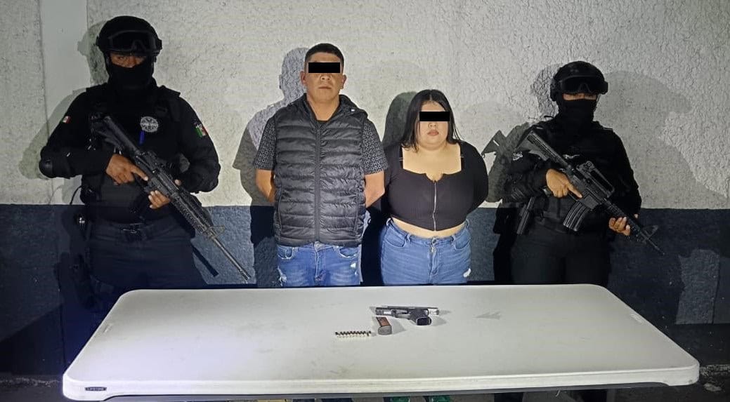 Un hombre y una mujer que circulaban a bordo de un vehículo, fueron detenidos por oficiales de la Policía de Monterrey, luego de presuntamente encontrarles un arma de fuego, así como también un cargador con 10 cartuchos hábiles, la  madrugada de ayer en la Colonia Argentina.
