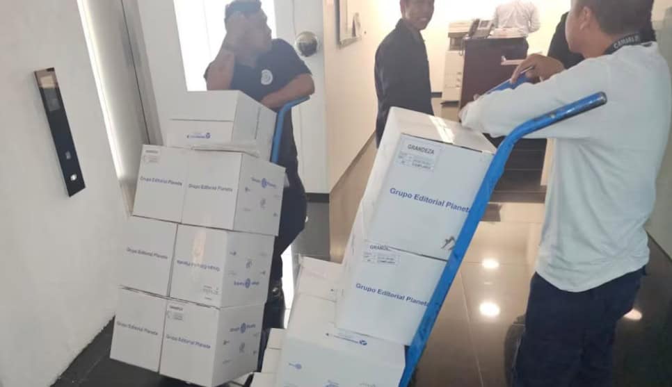 Llegan al Senado 17 mil ejemplares de Grandeza, el libro de AMLO