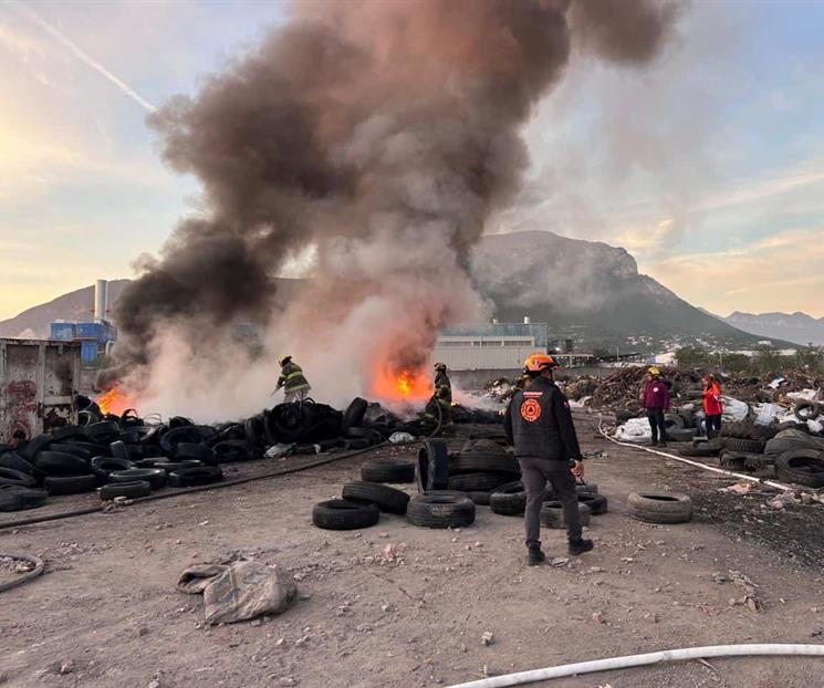 Arden llantas en basurero Arden llantas en basurero