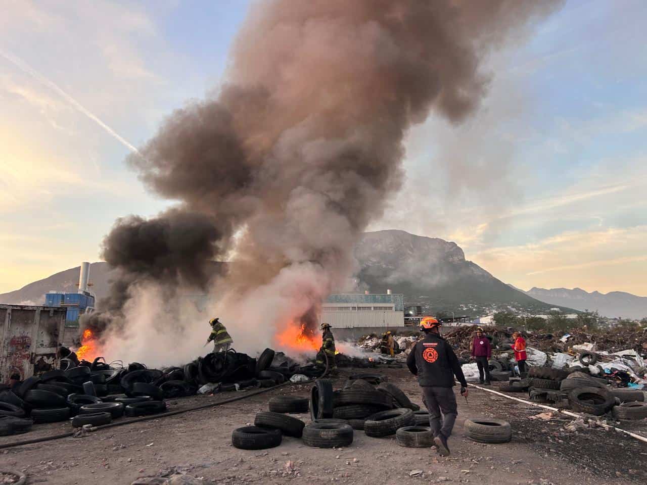 Un basurero donde había una gran cantidad de llantas, se incendió esta mañana en el municipio de Escobedo y llevó a la movilización de elementos de rescate y Bomberos Nuevo León.