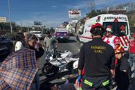 Auxilia a motociclista y lo chocan Auxilia a motociclista y lo chocan