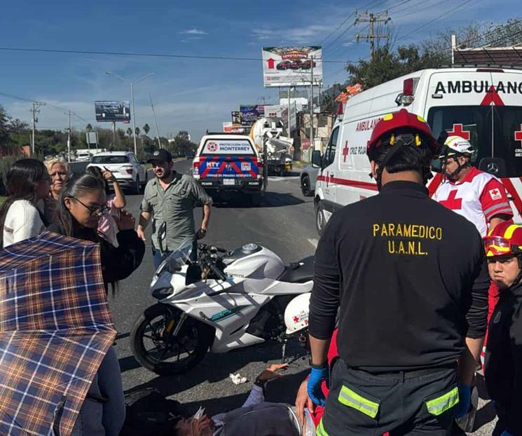 Auxilia a motociclista y lo chocan Auxilia a motociclista y lo chocan