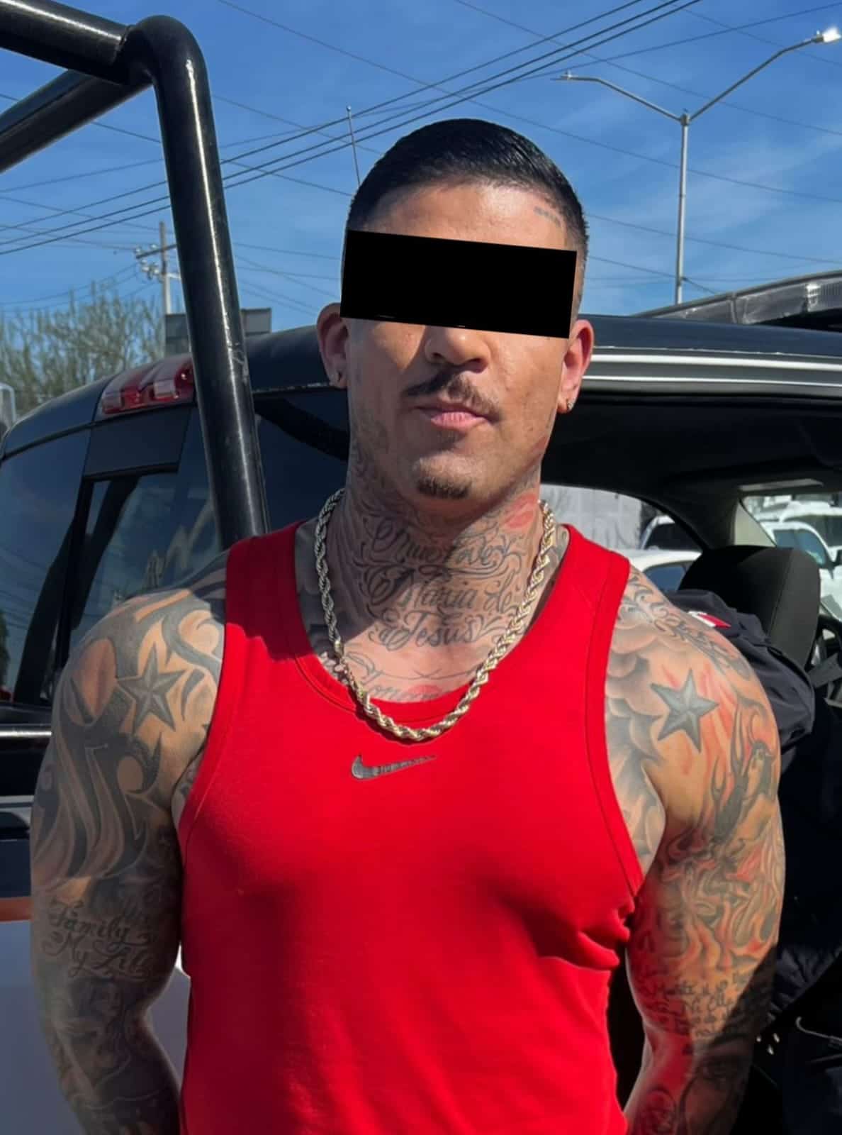 Policías de Guadalupe detuvieron a un hombre que circulaba en una camioneta con placas colgadas, la cual fue captada por cámaras del C-4, en la Colonia Cerro Azul.