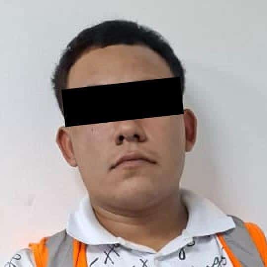 Un hombre que fue abordado por elementos de la Secretaría de Seguridad Pública y Vialidad de Santiago por una infracción de tránsito, terminó detenido por llevar un arma de fuego, luego de que la pistola se cayó de su cintura.