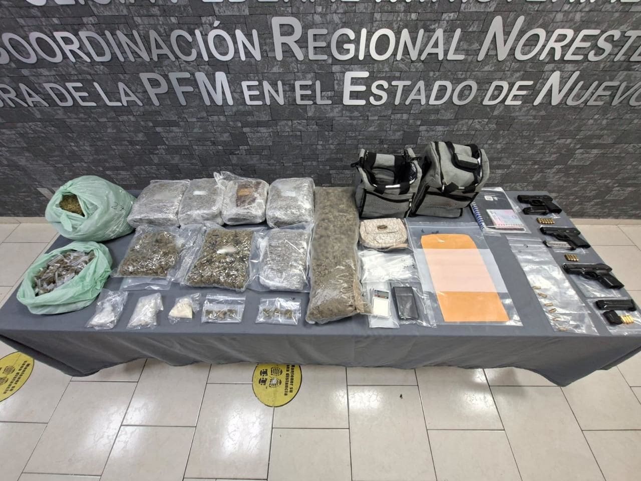 En un cateo realizado por la Fiscalía General de la República, aseguraron tres armas de fuego, 20 cartuchos, tres cargadores, más de ocho kilos de marihuana, nueve kilos de cocaína, 72 gramos de cocaína en piedra y material para embalaje y pesaje, en un domicilio de la Colonia Independencia, al sur de Monterrey.