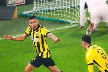 Gana el AEK de Orbelín y está cerca de octavos en Conference