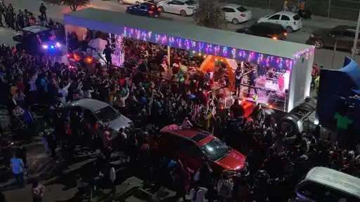 Disfrutan más de 150 mil personas en García de 3 desfiles navideños Disfrutan más de 150 mil personas en García de 3 desfiles navideños