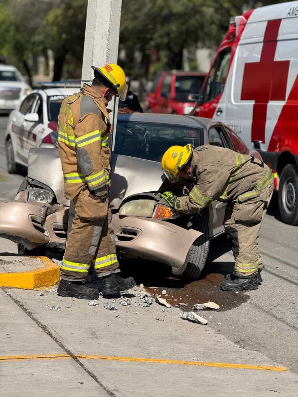Un automovilista terminó con algunas lesiones en su cuerpo, luego de estrellar su automóvil contra un poste de concreto en el municipio de Linares.