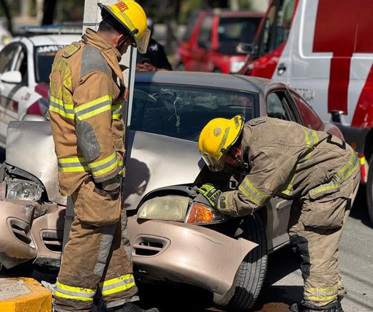 Estrella auto contra poste Estrella auto contra poste