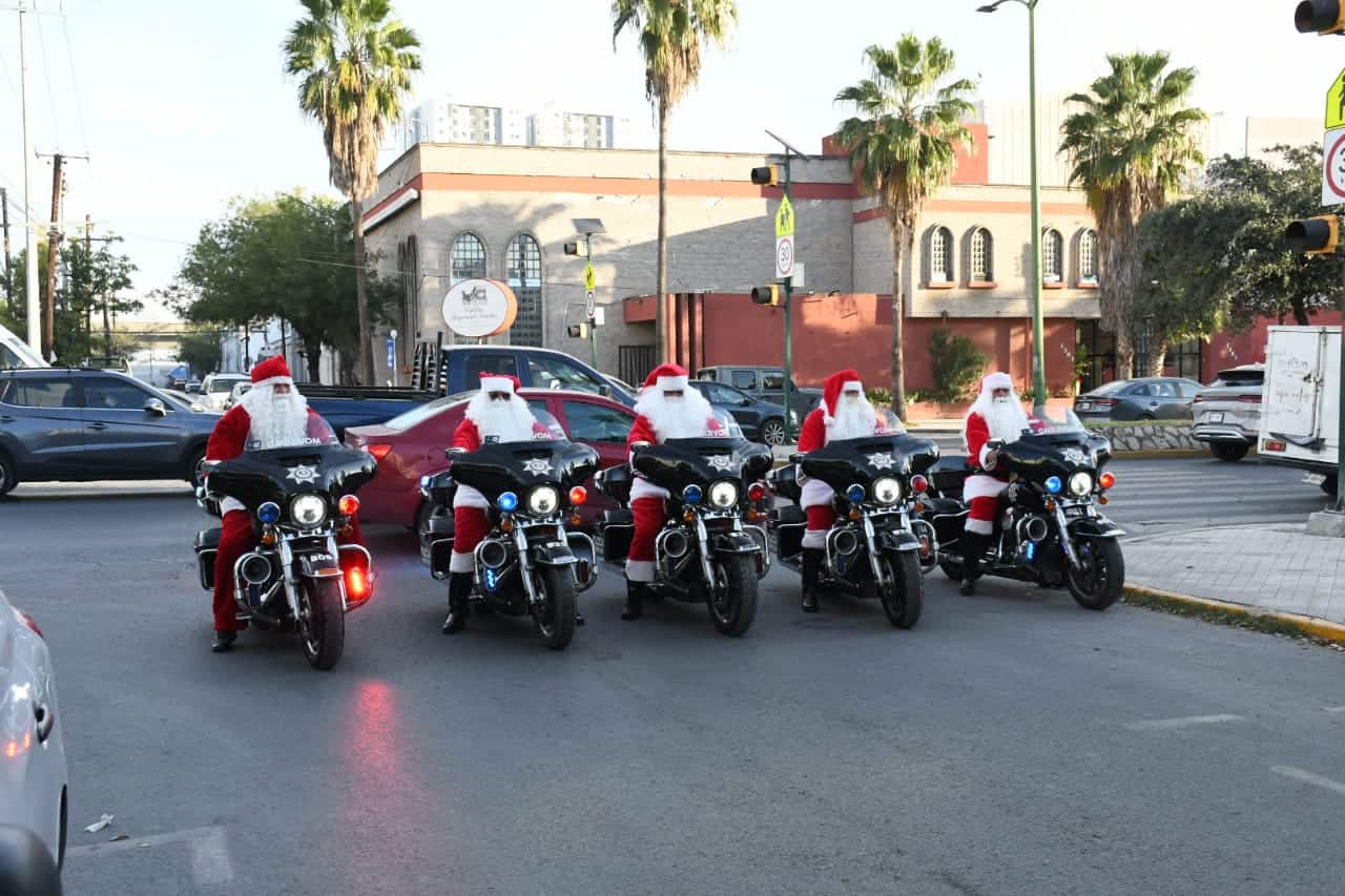 Con una tradición que tiene más de 20 años, un grupo de oficiales de Tránsito de Monterrey salió ayer por la mañana a las calles de la ciudad, portando el traje de Santa Clos.