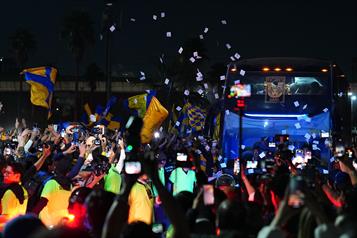 Les apagan bienvenida a los Tigres en el Estadio Universitario