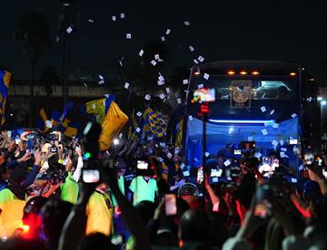 Les apagan bienvenida a los Tigres en el Estadio Universitario