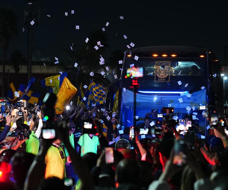 Les apagan bienvenida a los Tigres en el Estadio Universitario Les apagan bienvenida a los Tigres en el Estadio Universitario