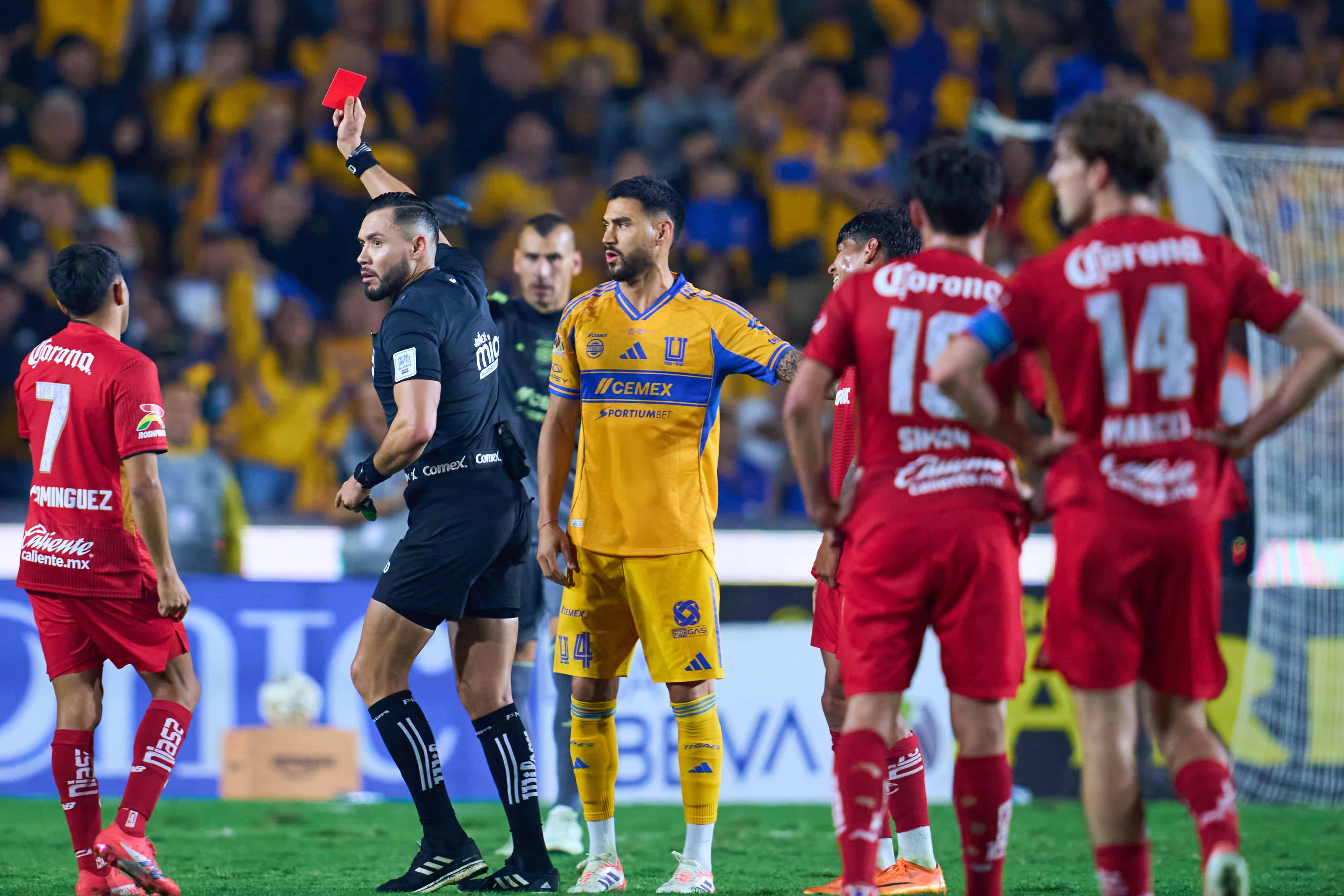 Robert Morales es expulsado.