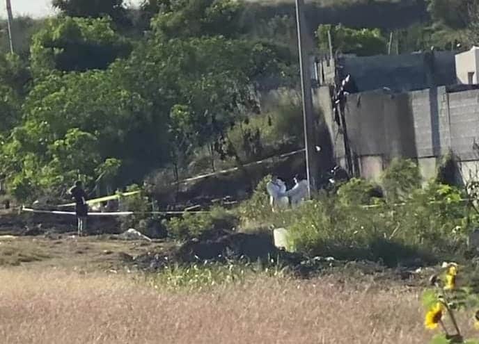 El cad&aacute;ver de una persona ejecutado, amarrado de manos y puestos, con el rostro cubierto, fue encontrado calcinado junto a la barda perimetra de una colonia en el municipio de Ju&aacute;rez, tras el reporte de un incendio.