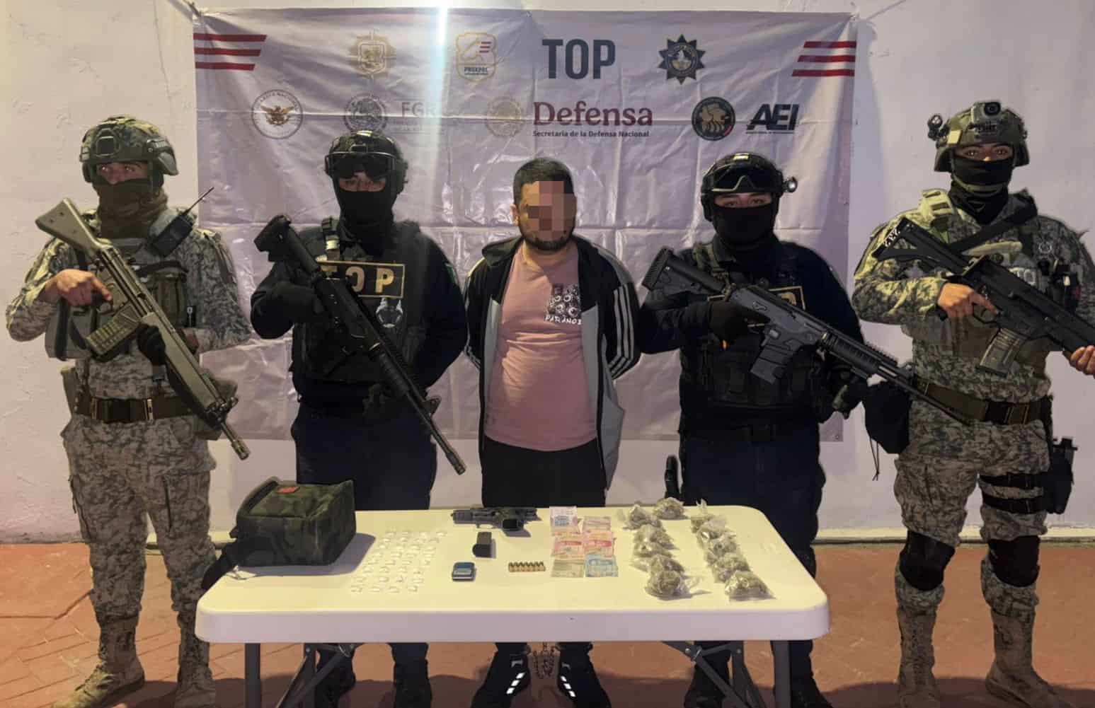 Una persona en posesi&oacute;n de un arma de fuego y droga, fue arrestada por elementos de elementos del Grupo T&aacute;ctico de Operaciones Policiales (TOP), en coordinaci&oacute;n con personal de la Secretar&iacute;a de la Defensa Nacional (SEDENA) y Fuerza Civil, en la Colonia Renacimiento, municipio de Escobedo.
