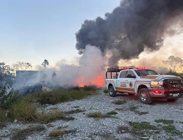 Arde terreno baldío en Juárez