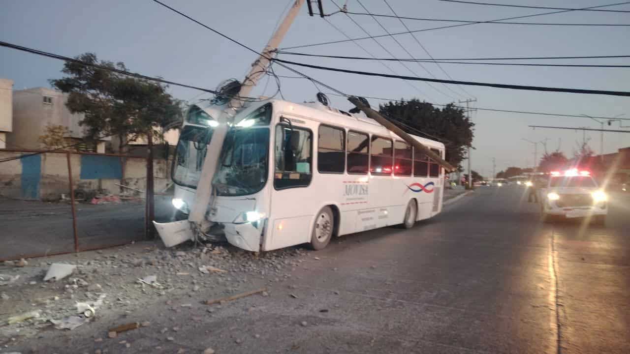 El conductor de un transporte de personal result&oacute; lesionado luego de estrellar su unidad contra un poste de concreto, ayer en el municipio de Pesquer&iacute;a.