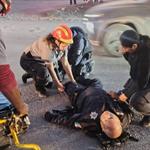 Impacta camión contra poste