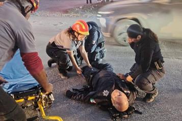 Impacta camión contra poste