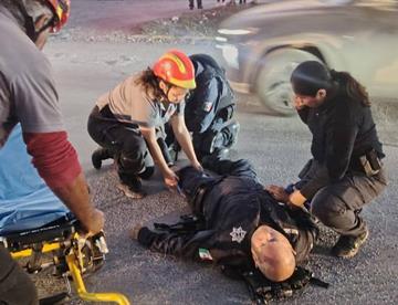 Impacta camión contra poste