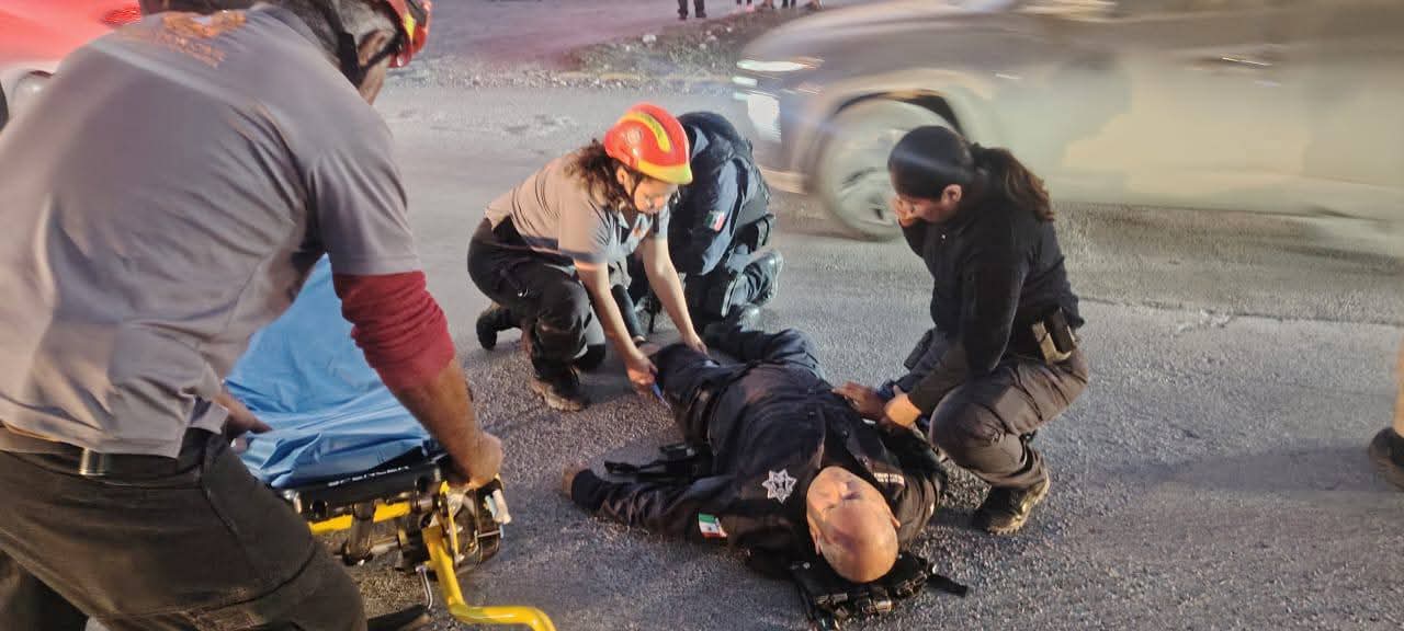 Impacta camión contra poste Impacta camión contra poste