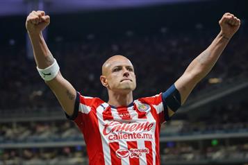 Confirma Chivas salida del &acute;Chicharito&acute; Hern&aacute;ndez