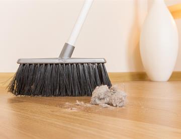 ¿Por qué se recomienda poner papel aluminio en la escoba?