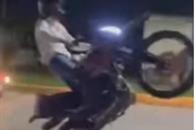 Realiza piruetas en moto Realiza piruetas en moto