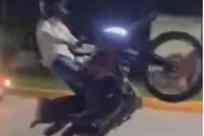 Realiza piruetas en moto